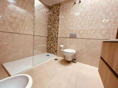 La salle de bains est pourvue d'une douche, de toilettes et d'un lavabo. dans l'établissement Villa Playa (Los Cristianos), à Los Cristianos
