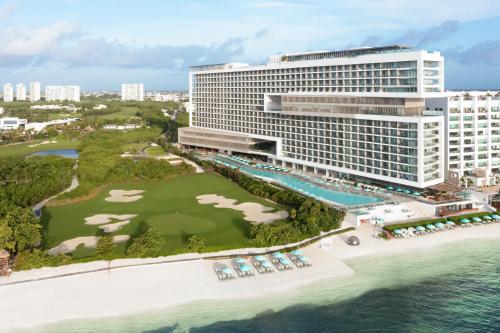 een luchtzicht op het resort en de oceaan bij Dreams Vista Cancun Golf & Spa Resort in Cancun