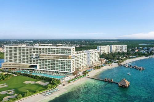 Luftblick auf das Resort und das Meer in der Unterkunft Dreams Vista Cancun Golf & Spa Resort in Cancún