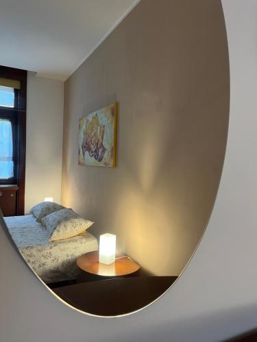 1 dormitorio con cama y espejo en Your Friend in Rome, en Roma