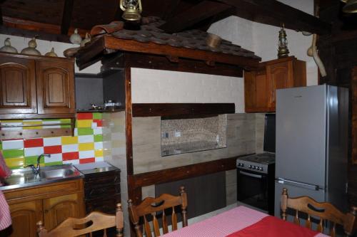 cocina con fregadero y nevera en Vajat Vasiljević, en Mladenovac