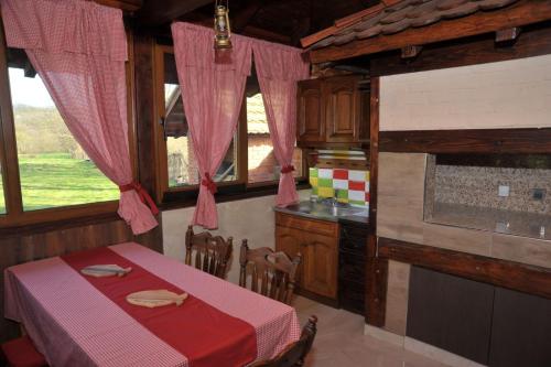 comedor con mesa y cocina en Vajat Vasiljević, en Mladenovac