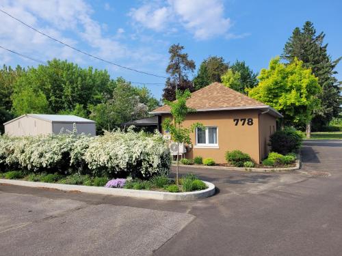 a house on the side of a street at Maisonnette dans la nature en pleine ville. in Trois-Rivières