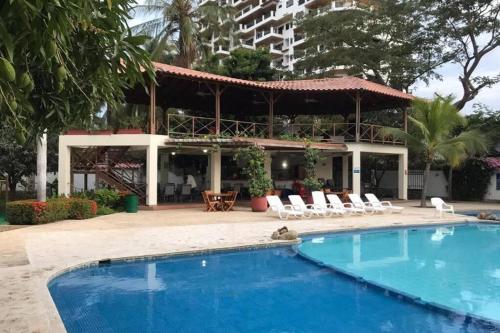 un complejo con piscina y un edificio en Apartamento - Resort Bunsichari, en Santa Marta