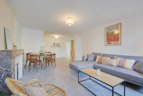 un salon avec un canapé et une table dans l'établissement Le repère de Poincaré, à Nancy