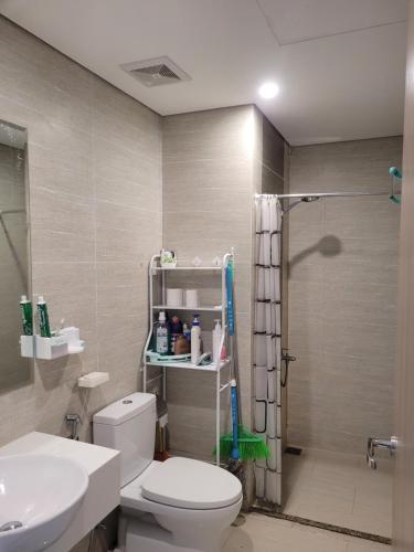 een badkamer met een toilet en een douche bij Mộc Trúc Homestay Ocean Park in Hanoi