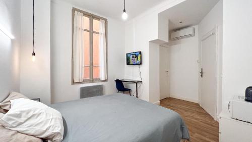 Chambre moderne, proche Monaco في بوسولاي: غرفة نوم بيضاء بها سرير ونافذة