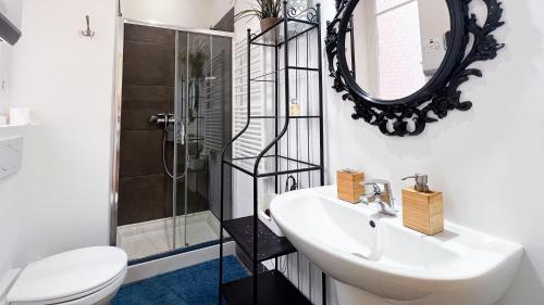 Chambre moderne, proche Monaco في بوسولاي: حمام مع حوض ومرحاض ومرآة