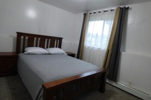 1 dormitorio con cama y ventana en 410 E 45th Unit 1 en Anchorage
