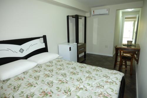 Ένα ή περισσότερα κρεβάτια σε δωμάτιο στο Hostel Toca da Moréia Bombinhas