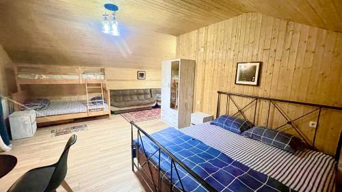 una camera da letto con un letto con cuscini blu di bismillah hotel and restaurent a Gudauri