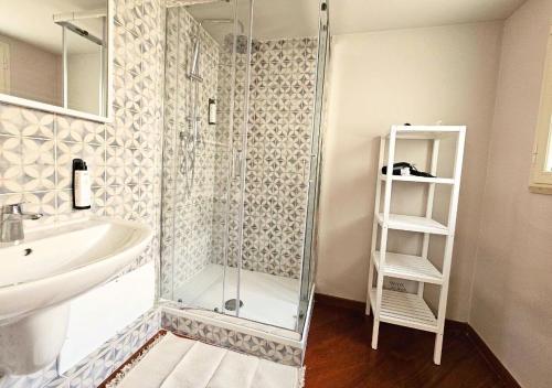 W łazience znajduje się szklana kabina prysznicowa i umywalka. w obiekcie Apulia Journey - Manzoni 11 w mieście Bari
