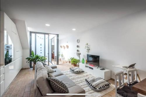 Traditional townhouse with private patio and pool