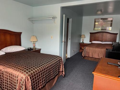 Postel nebo postele na pokoji v ubytování REGENCY INN