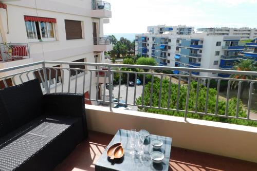 einen Balkon mit einem Tisch und Stadtblick in der Unterkunft Charming 2-bedroom apartment Epsom B air-conditioned with parking in Cagnes-sur-Mer