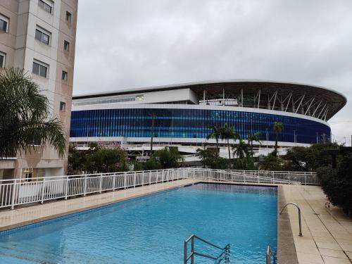 uma grande piscina em frente a um edifício em Areatricolor em Porto Alegre