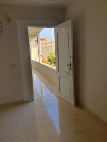 an empty room with an open door and a window at Bel appartement in Oujda