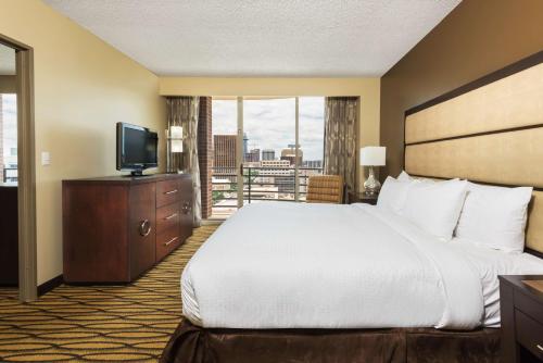 una camera d'albergo con un grande letto e una TV di DoubleTree Suites by Hilton Hotel Austin ad Austin
