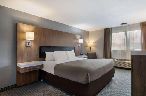 pokój hotelowy z dużym łóżkiem i oknem w obiekcie Quality Inn & Suites Silverdale Bangor-Keyport w mieście Silverdale