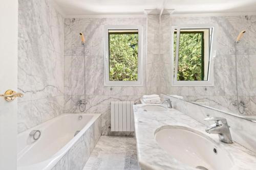 Koupelna v ubytování UALIDIA GOLF Suites