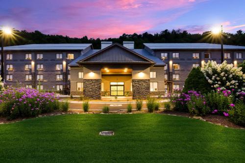 un rendimiento de un edificio con césped en Graystone Lodge, Ascend Hotel Collection en Boone