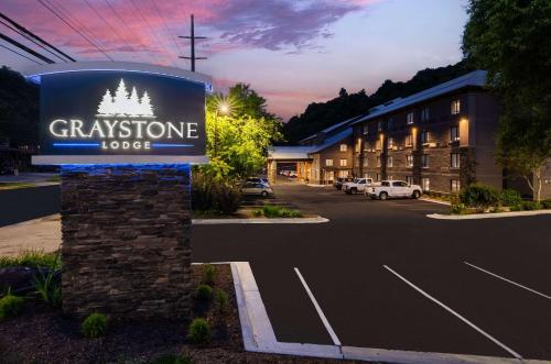 una señal para un hotel de craigstone en un estacionamiento en Graystone Lodge, Ascend Hotel Collection en Boone