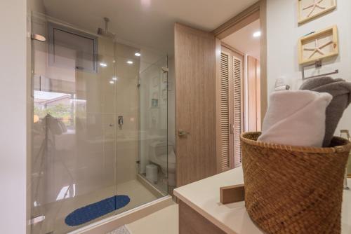 a bathroom with a glass shower and a sink at Lujoso Apartamento Con Salida Directa A La Playa Edificio Morros Eco in Cartagena de Indias