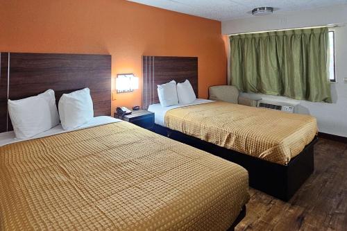 Uma cama ou camas num quarto em Econo Lodge Charlotte Airport
