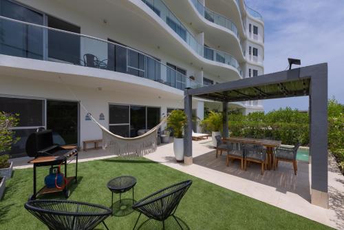 a patio with a hammock and a table and chairs at Lujoso Apartamento Con Salida Directa A La Playa Edificio Morros Eco in Cartagena de Indias
