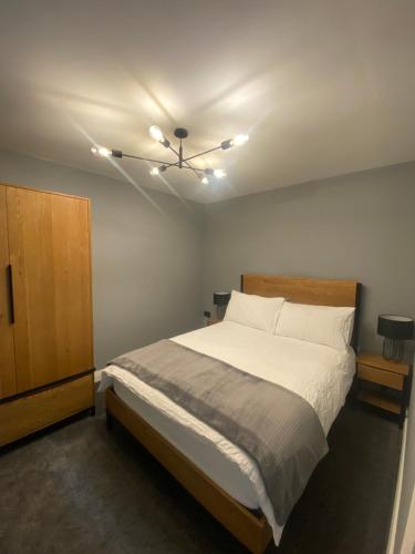1 dormitorio con 1 cama y ventilador de techo en Modern Hut in Belfast, en Belfast