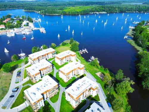 uma vista aérea de um resort num lago com veleiros em Marina Apartment em Iława