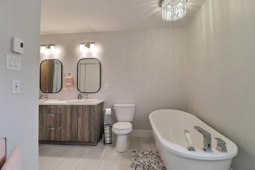 Um banheiro em Beautiful Home in Moncton North!