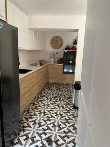 a kitchen with a black and white tile floor at La playa en chanclas in Salinas