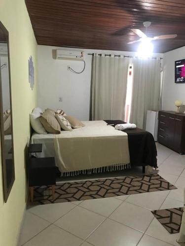 1 dormitorio con 1 cama grande en una habitación en BLUE DOOR BRASIL, en Abraão