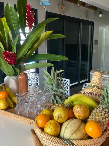 a basket of fruit sitting on a table at VILLA ALOEREVE in Sainte-Anne