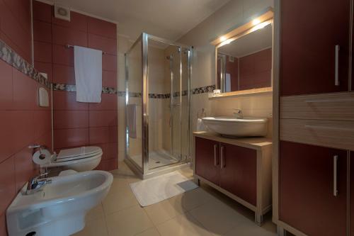 W łazience znajduje się toaleta, umywalka i prysznic. w obiekcie Samali Residence w mieście Eforie Nord