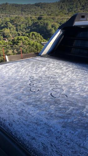 a view of the roof of a building with water at Casa Aconchegante na Montanha in Campos do Jordão