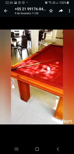 einen Tisch mit einem roten Tuch darüber in der Unterkunft Encantos de itaperapuã in Porto Seguro