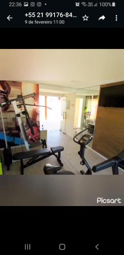 einen Fitnessraum mit zwei Heimtrainern in einem Zimmer in der Unterkunft Encantos de itaperapuã in Porto Seguro