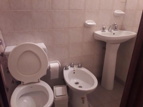 een badkamer met een toilet en een wastafel bij Departamento Mí Sueño in Ushuaia