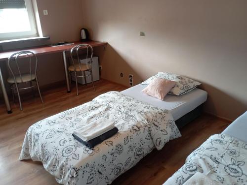เตียงในห้องที่ Pokoje Targówek