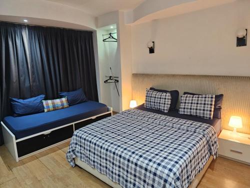 um quarto com uma cama azul e uma janela em Luxury Spacious Apartment Midtown Casablanca em Casablanca