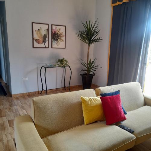 een woonkamer met een bank met kleurrijke kussens erop bij Casa no centro in Pirapora do Bom Jesus