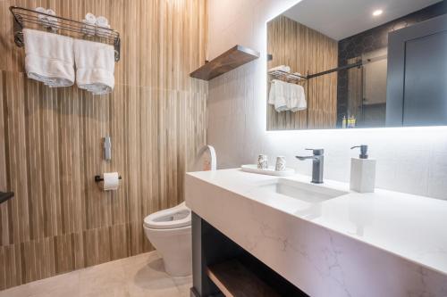 La salle de bains est pourvue d'un lavabo et de toilettes. dans l'établissement Lux Hotel, 
