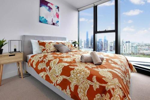 1 dormitorio con cama grande y ventana grande en Great location 2B1B free parking, en Melbourne