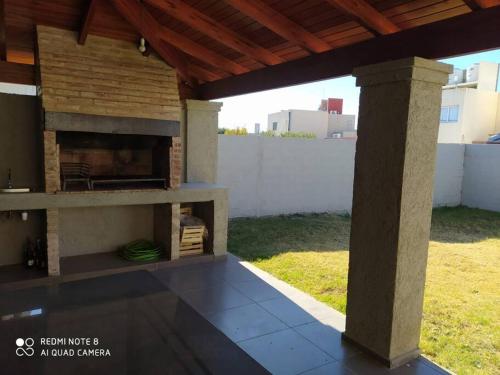 a patio with a pizza oven in a backyard at Casa 3 dormitorios. - Barrio Valle Cercano in Cordoba