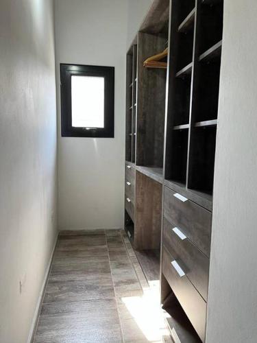 a room with a closet with a window at Casa 3 dormitorios. - Barrio Valle Cercano in Córdoba