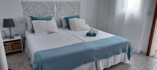 Un dormitorio con una cama grande con zapatos. en Mi refugio en el mar, en Playa Honda