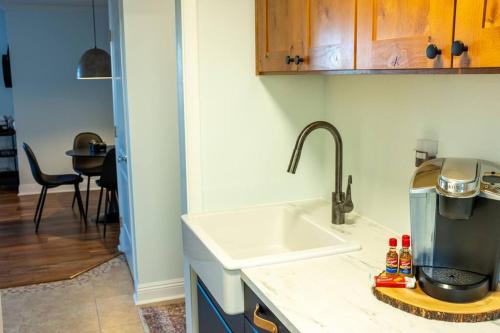 uma cozinha com um lavatório e uma bancada em Cottonwood Heights - Lower Level of Mountain Home! em Cottonwood Heights
