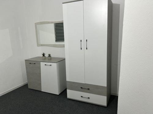 德拉瑪的住宿－Leos Dream Apartment，浴室配有白色橱柜和盥洗盆